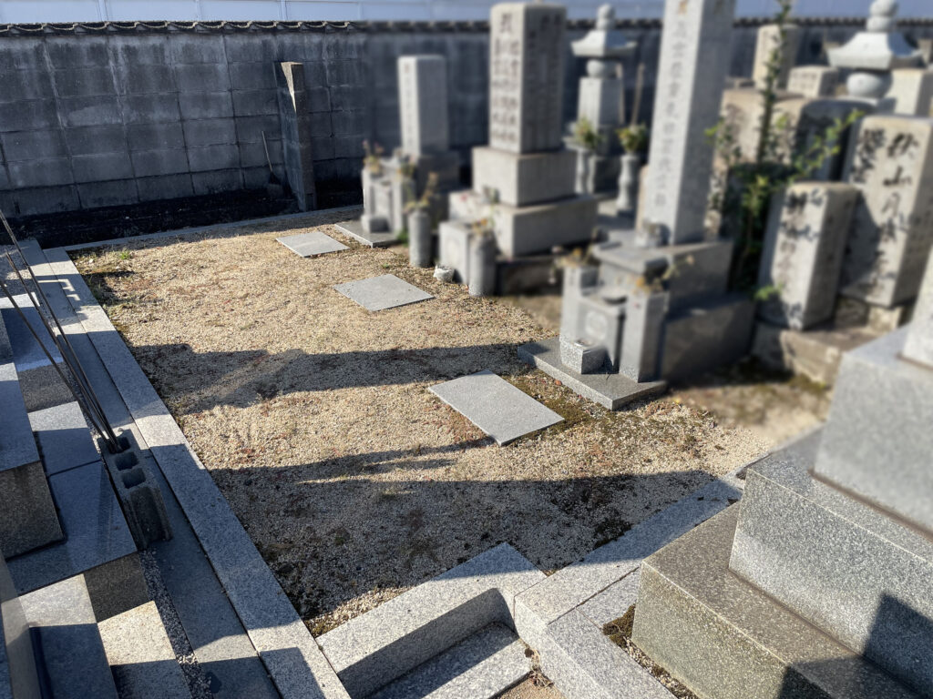 倉敷市西阿知町 医王寺境内墓地の防草施工前の様子｜小山石材