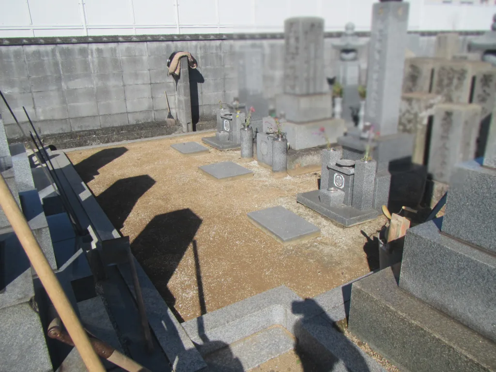 倉敷市西阿知町医王寺境内墓地 防草マサプレミックス下地材施工中