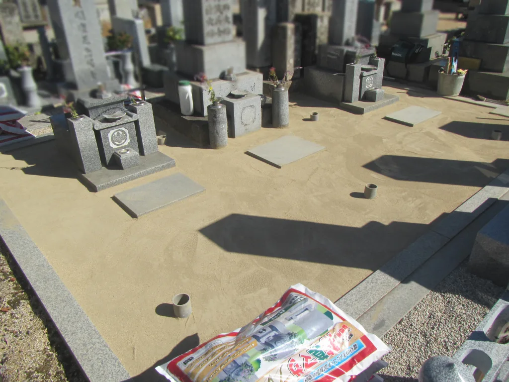 倉敷市西阿知町医王寺境内墓地 防草マサプレミアム散水・下地硬化施工中