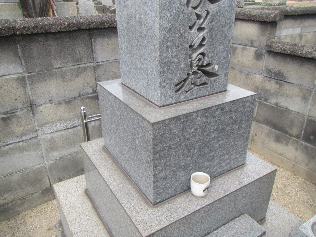 倉敷市玉島地内墓地　墓石クリーニング施工前（水垢・汚れ）