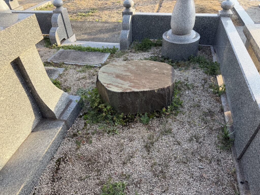 施工前 お墓 草が生えた状態 倉敷