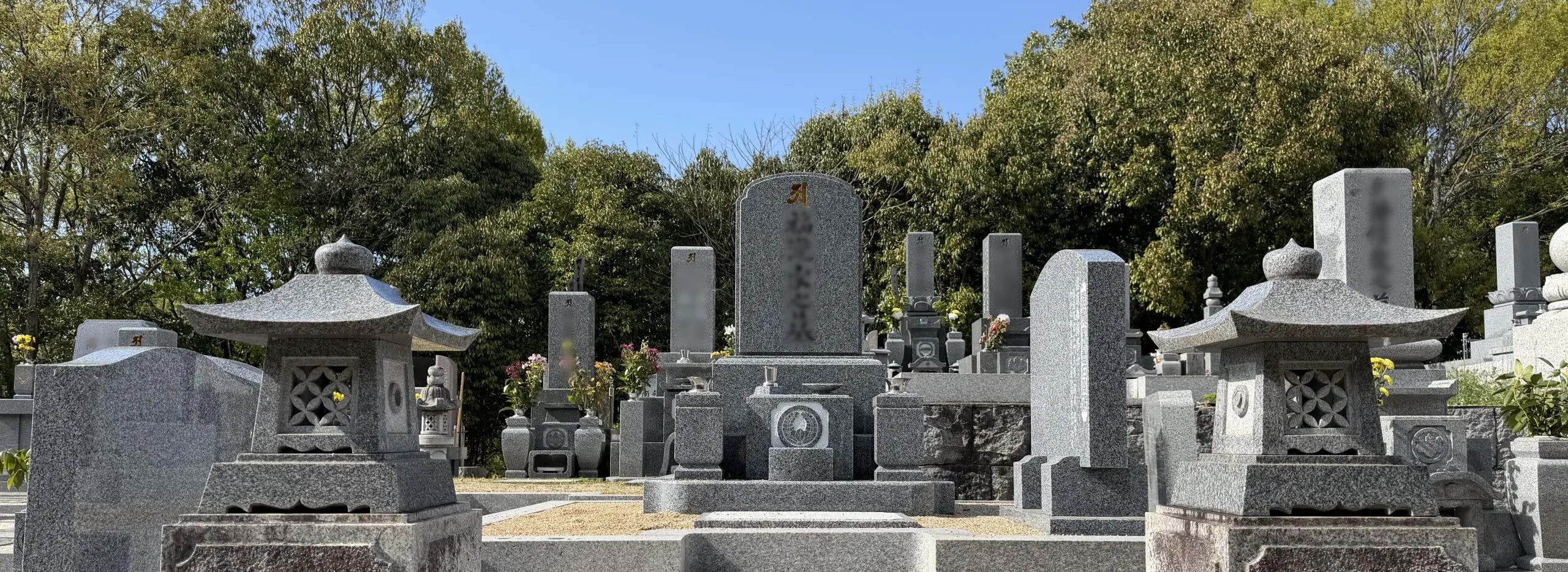 倉敷市船穂町　角置き灯籠と洋型墓石