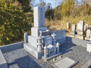 きれいに洗浄された墓石｜倉敷のお墓掃除・クリーニング【小山石材】