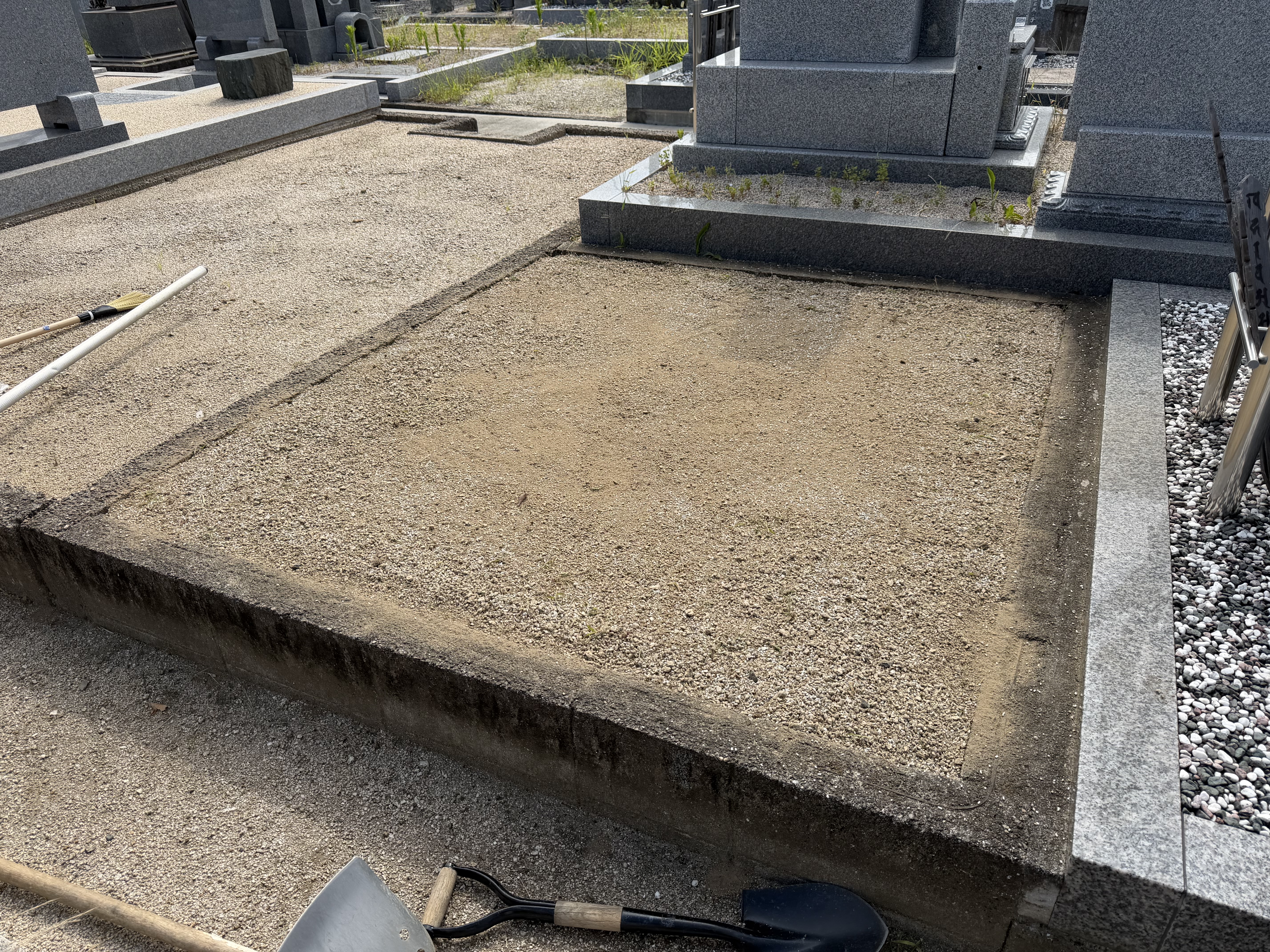倉敷市西阿知医王寺境内墓地の防草工事|施工工程